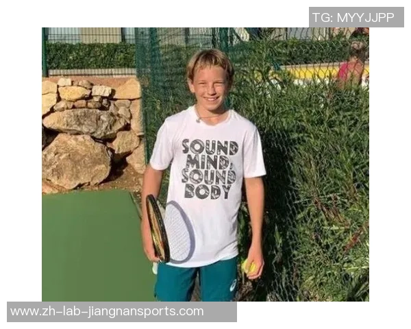 足球王腾的传奇之路：从草根到巅峰的奋斗故事与荣耀时刻